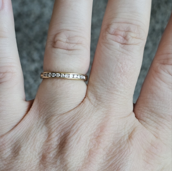 10k diamond band ring size 6 1/4. Stamped 10k. Genuine diamonds. Resizeable by a - Picture 2 of 5